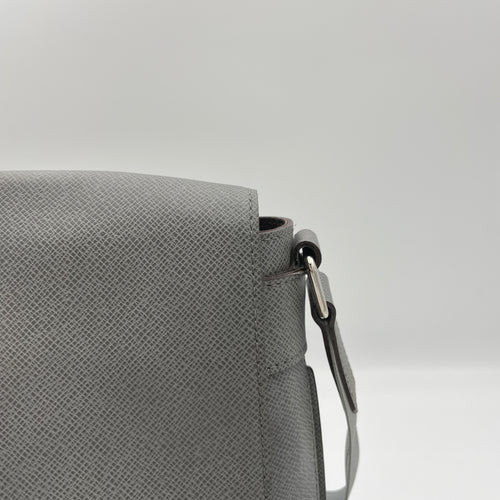 Roman MM Grey Messenger Bag in Taiga Leather, Silver hardware