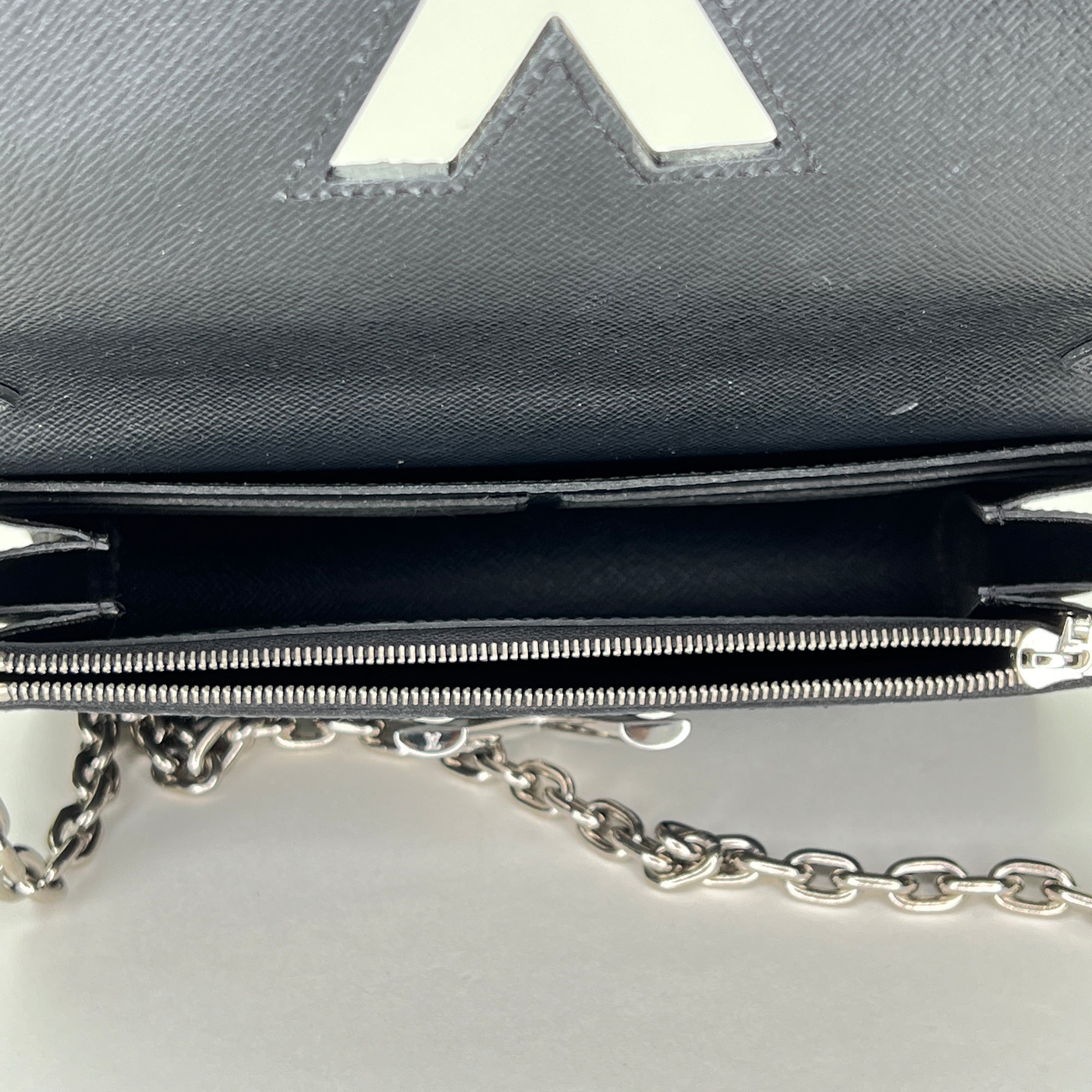 Twist Black Wallet on Chain in Epi Leather, Silver hardware