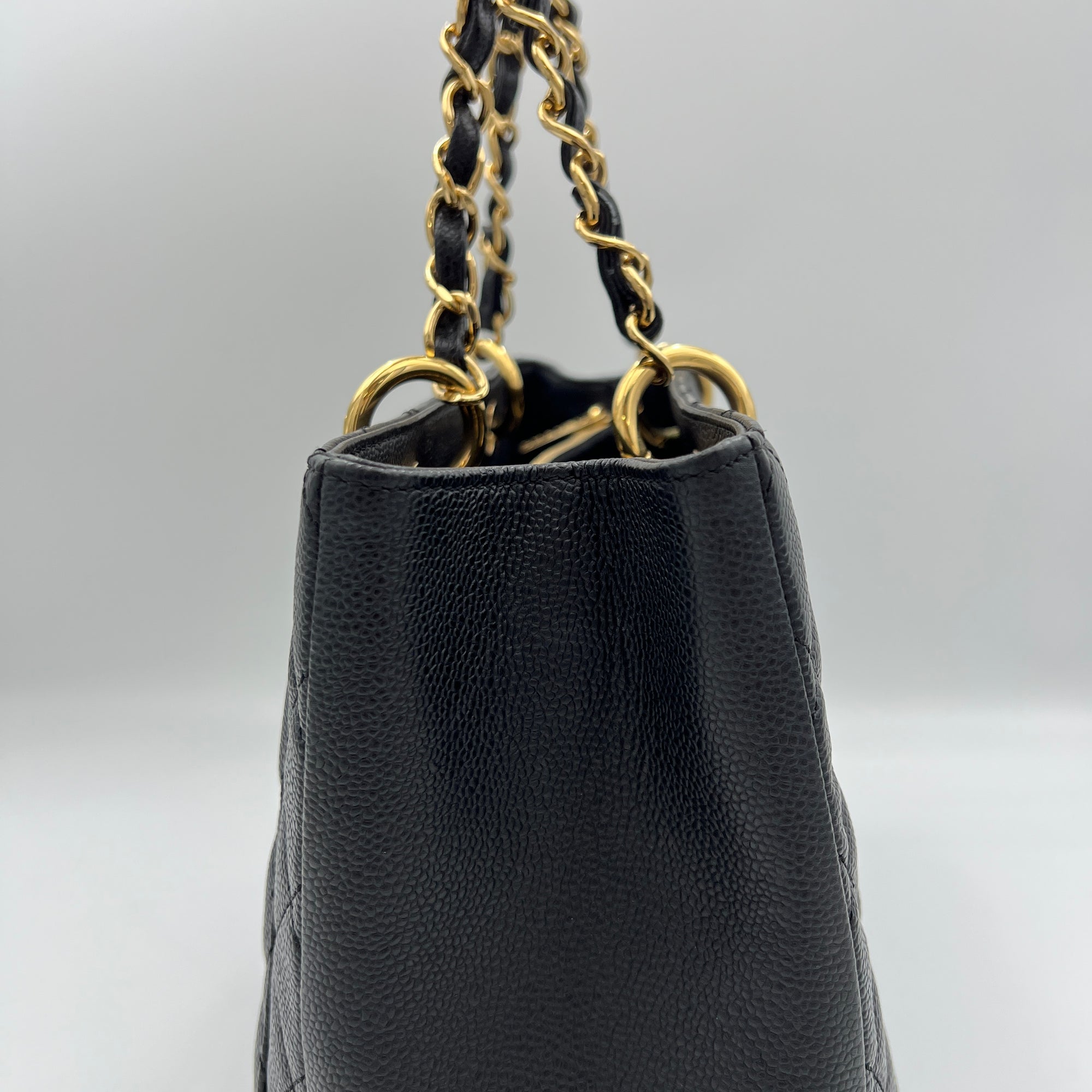 Grand Shopping Black Tote Bag in Caviar Leather, Gold hardware