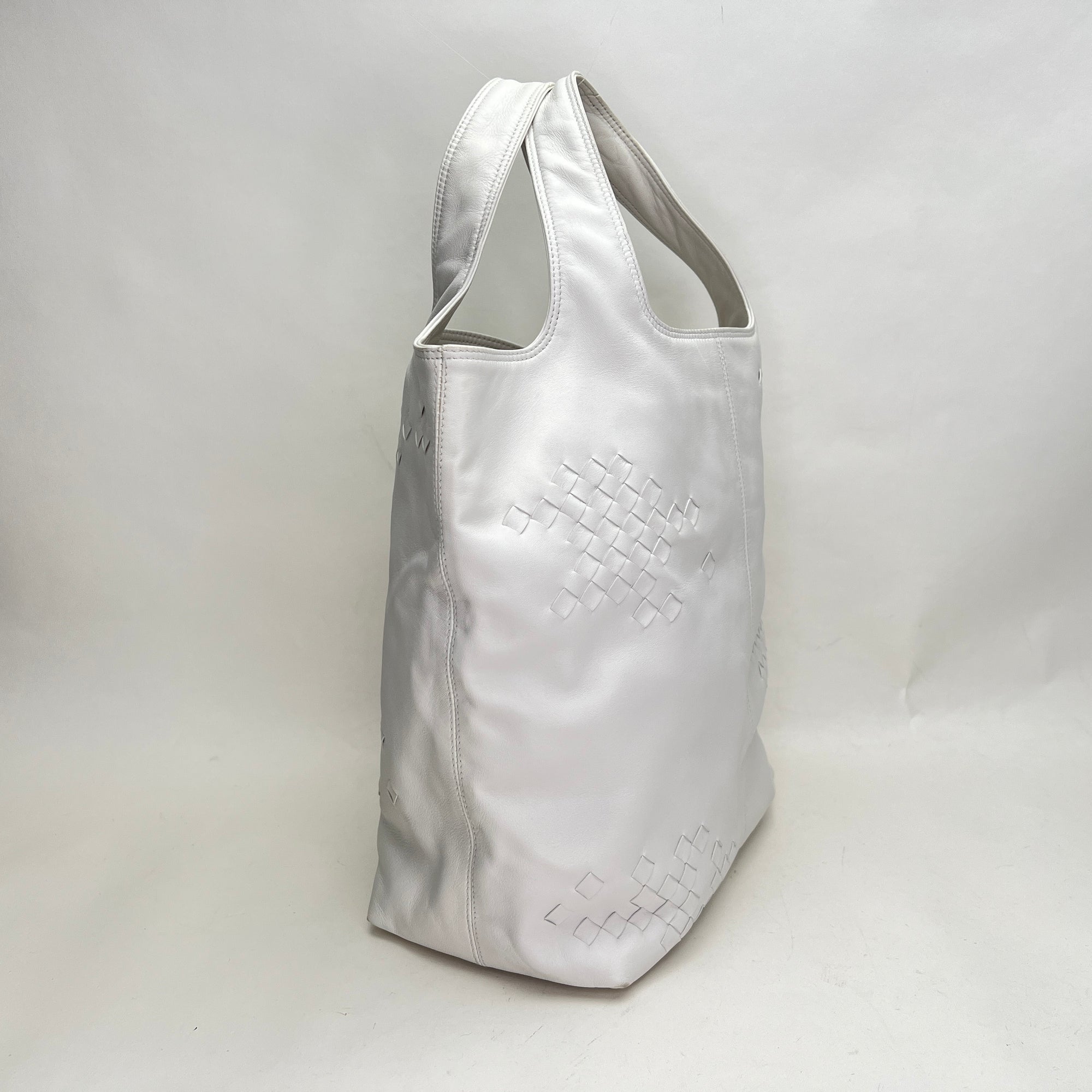 Regent White Tote Bag in Lambskin, Gunmetal hardware