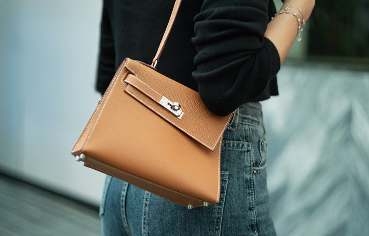 llweb_sellwithluxlexicon_750x480px_113c8e1b-8ea1-4617-a516-0221a61dadad